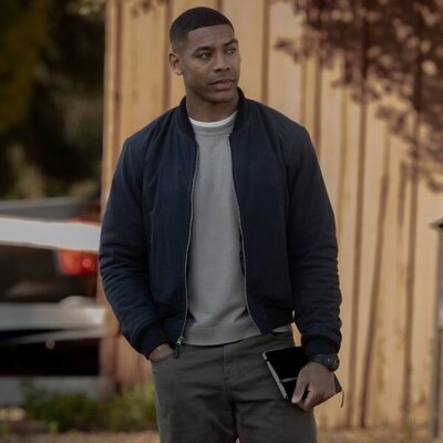 Promocional de Aaron Pierre en el 1x01 de 'Linternas'