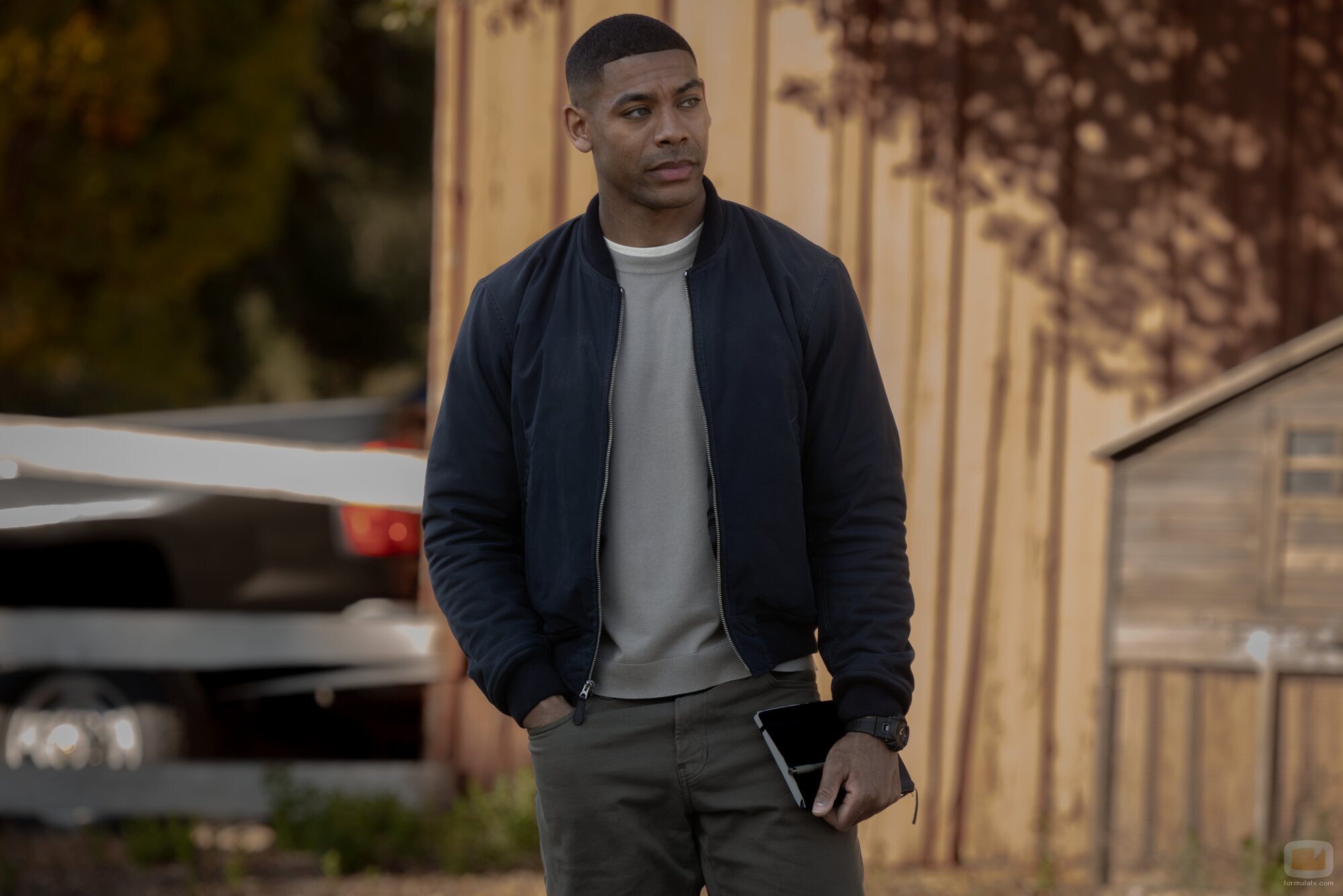 Promocional de Aaron Pierre en el 1x01 de 'Linternas'