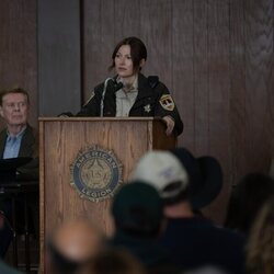 Kelly Macdonald en 1x02 titulado 'Salto de Fe' de 'Linternas'