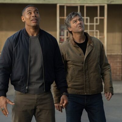 Kyle Chandler y Aaron Pierre en la temporada 1 y el capítulo 02 de 'Linternas'