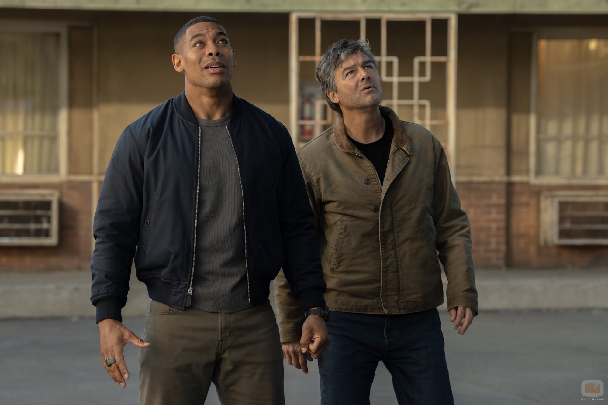 Kyle Chandler y Aaron Pierre en la temporada 1 y el capítulo 02 de 'Linternas'