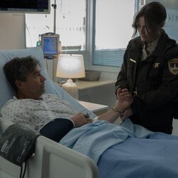 Kelly Macdonald y Kyle Chandler en 1x02 titulado 'Salto de Fe' de 'Linternas'