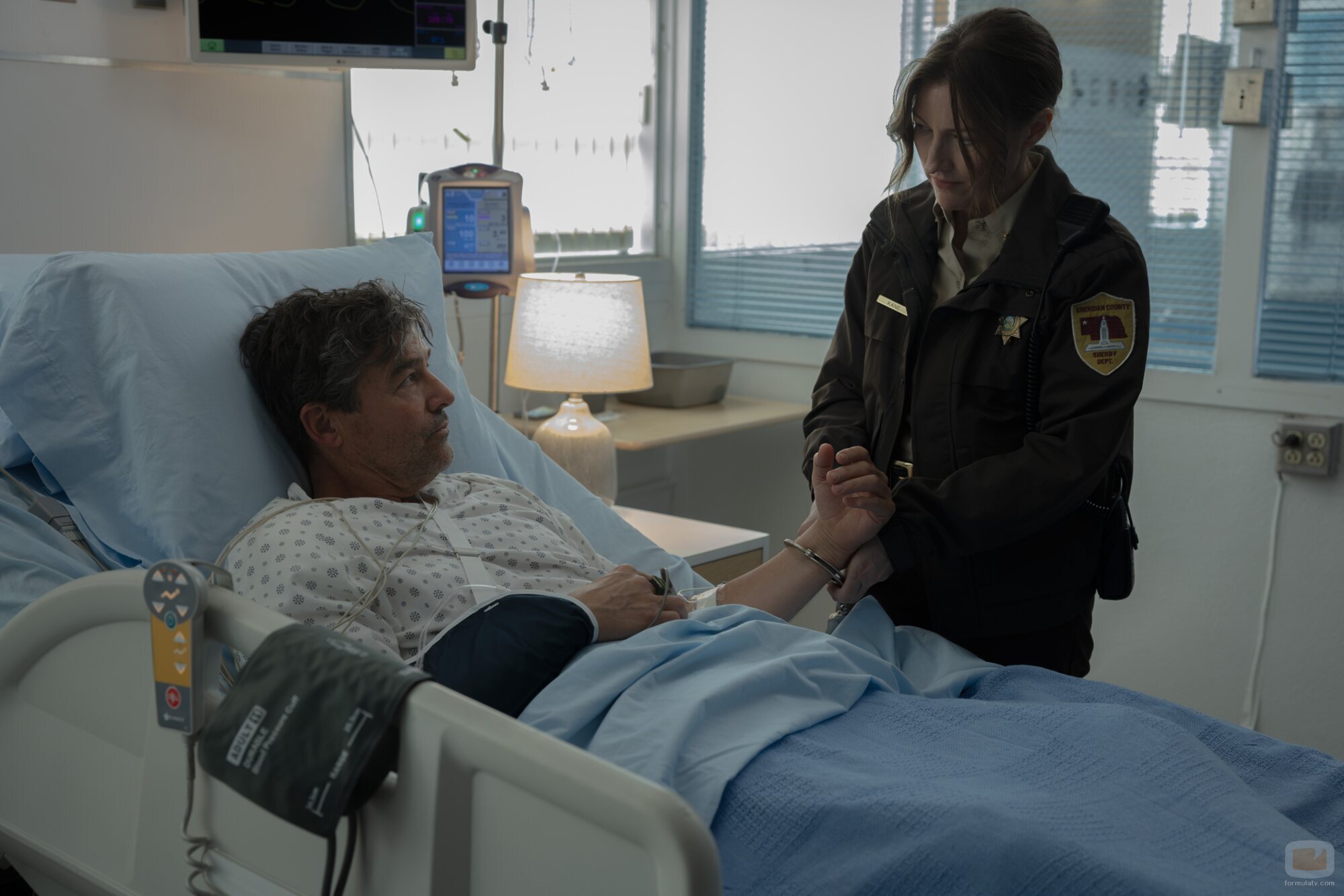 Kelly Macdonald y Kyle Chandler en 1x02 titulado 'Salto de Fe' de 'Linternas'