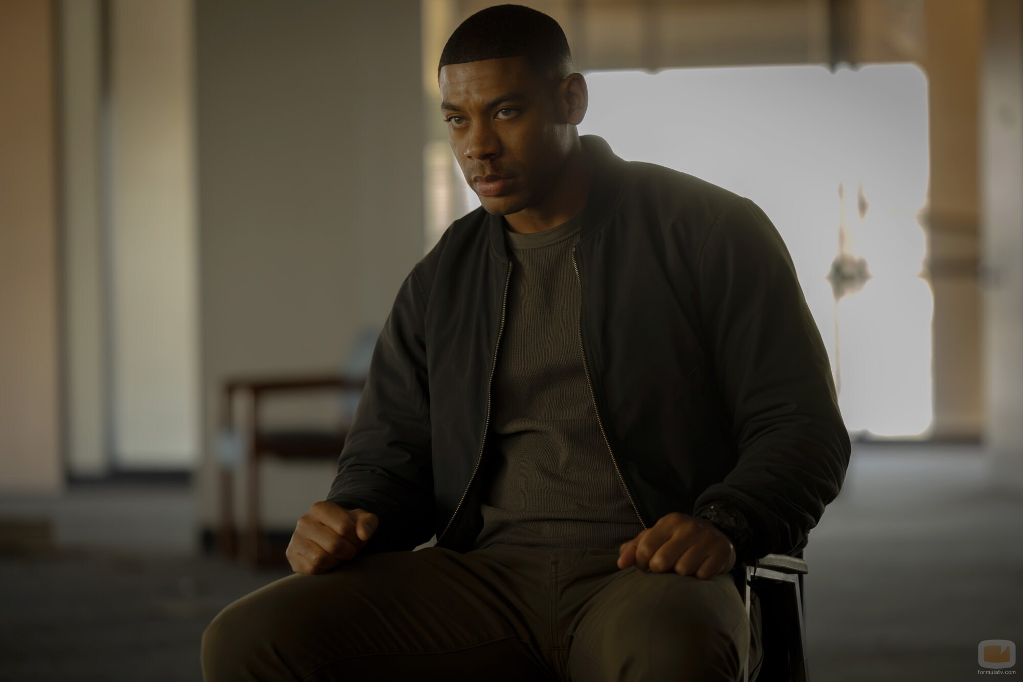 Aaron Pierre en Capítulo 2 titulado 'Salto de Fe' de 'Linternas'