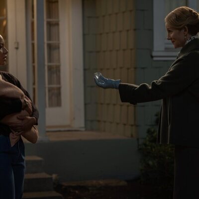 Laura Linney y Jasmine Cephas Jones en la temporada 1 y el capítulo 03 de 'Linternas'