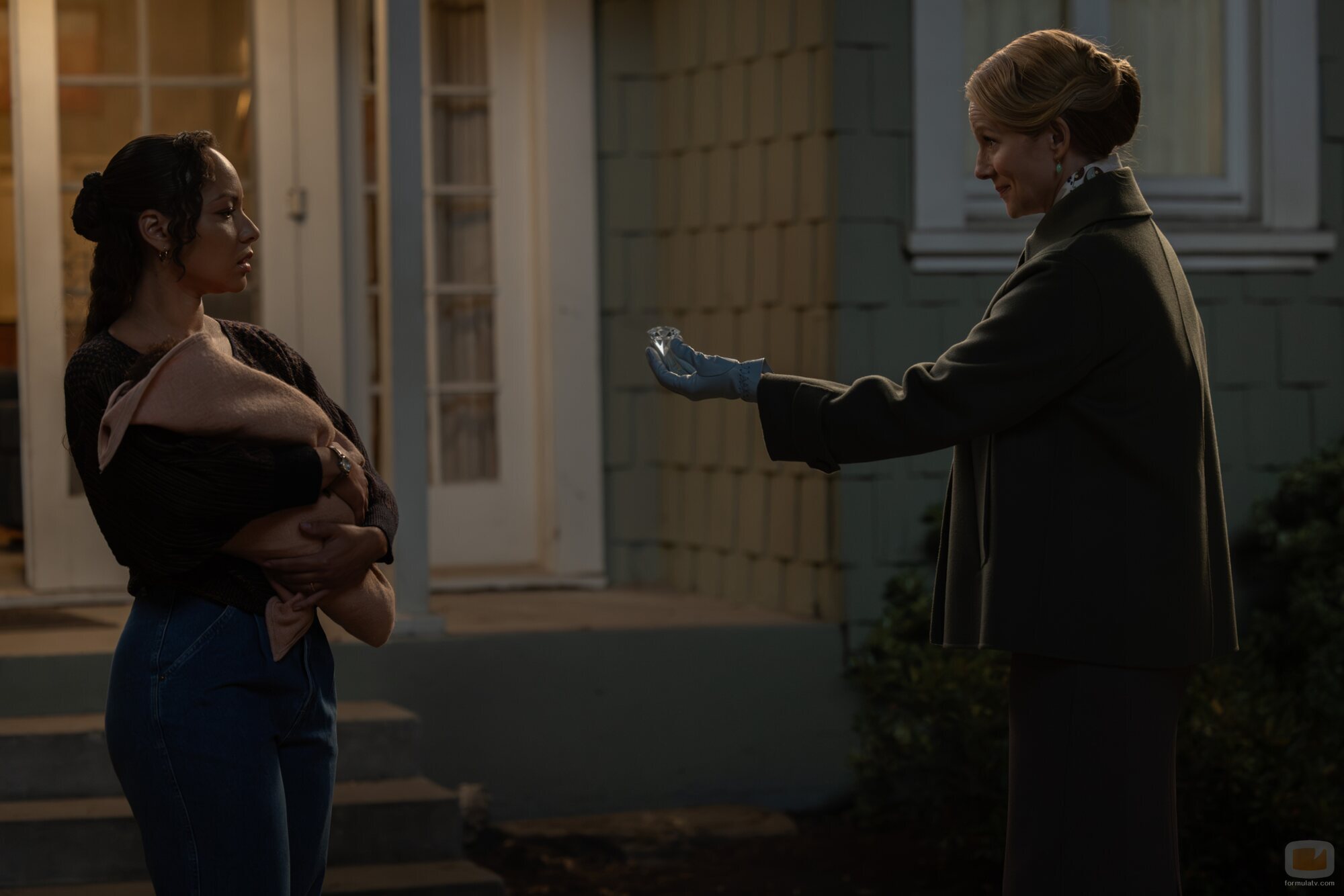 Laura Linney y Jasmine Cephas Jones en la temporada 1 y el capítulo 03 de 'Linternas'