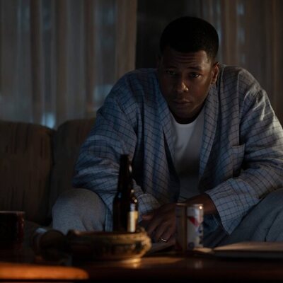 Aaron Pierre en el 1x03 de 'Linternas'