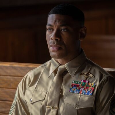 Aaron Pierre en 1x03 titulado 'Marginado' de 'Linternas'