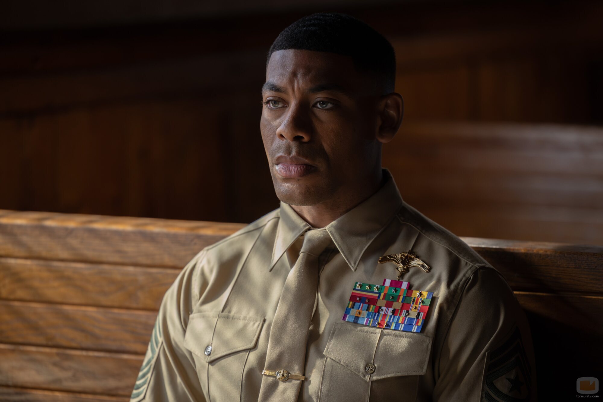 Aaron Pierre en 1x03 titulado 'Marginado' de 'Linternas'