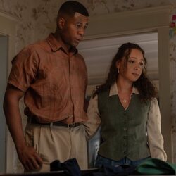Aaron Pierre y Jasmine Cephas Jones en 1x03 titulado 'Marginado' de 'Linternas'