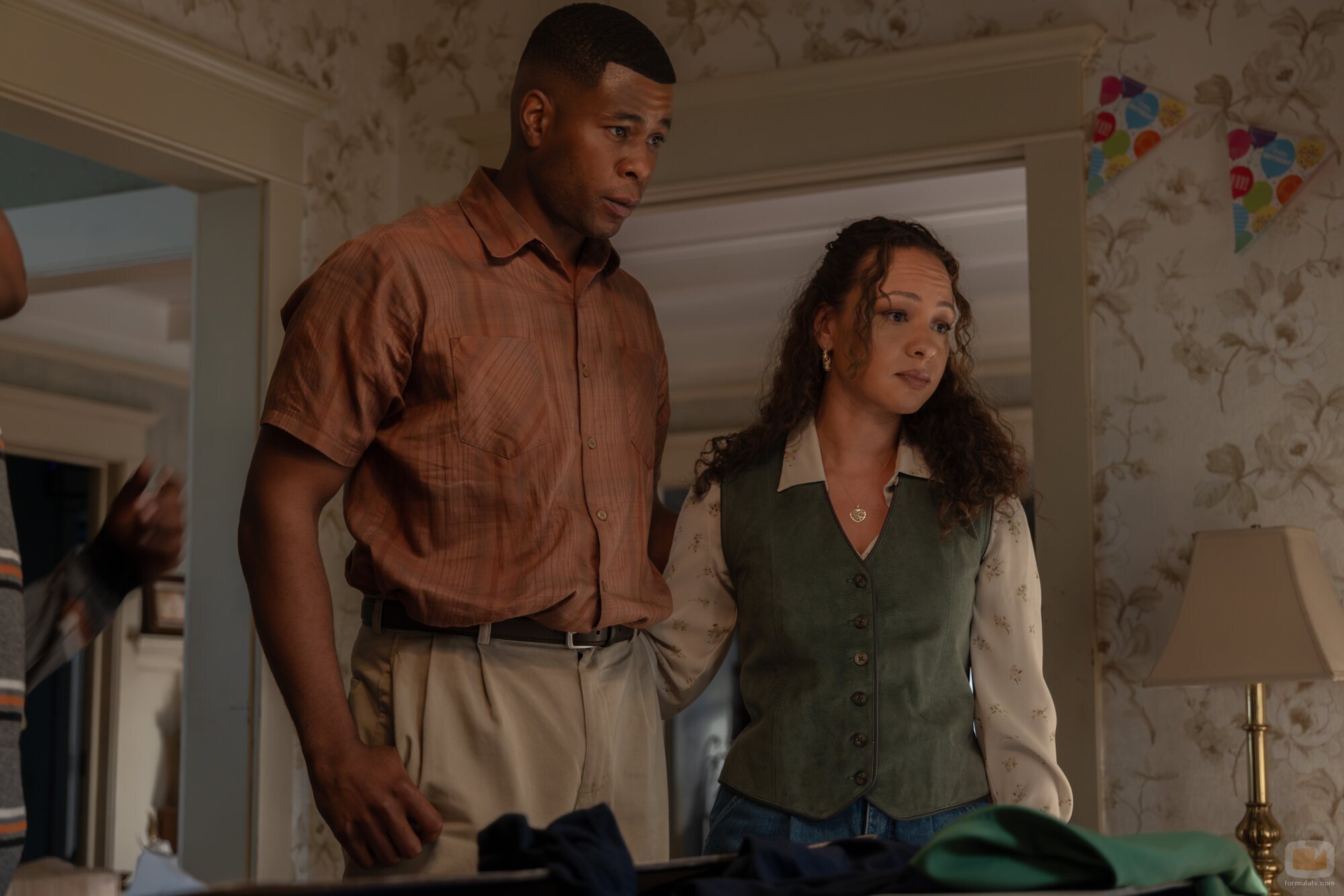Aaron Pierre y Jasmine Cephas Jones en 1x03 titulado 'Marginado' de 'Linternas'