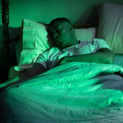 Still de Aaron Pierre en 1x03 titulado 'Marginado' de 'Linternas'