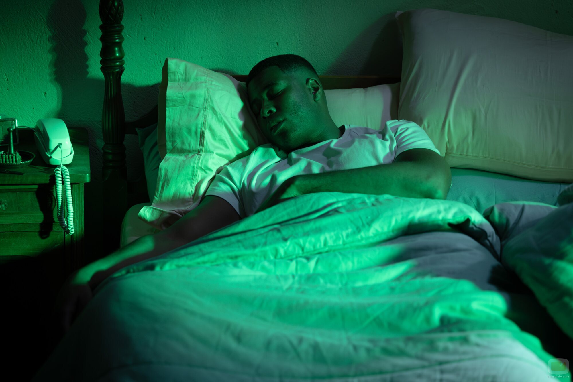 Still de Aaron Pierre en 1x03 titulado 'Marginado' de 'Linternas'