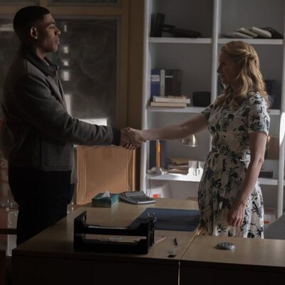 Laura Linney y Aaron Pierre en 'Marginado' de 'Linternas'