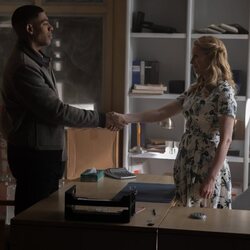 Laura Linney y Aaron Pierre en 'Marginado' de 'Linternas'