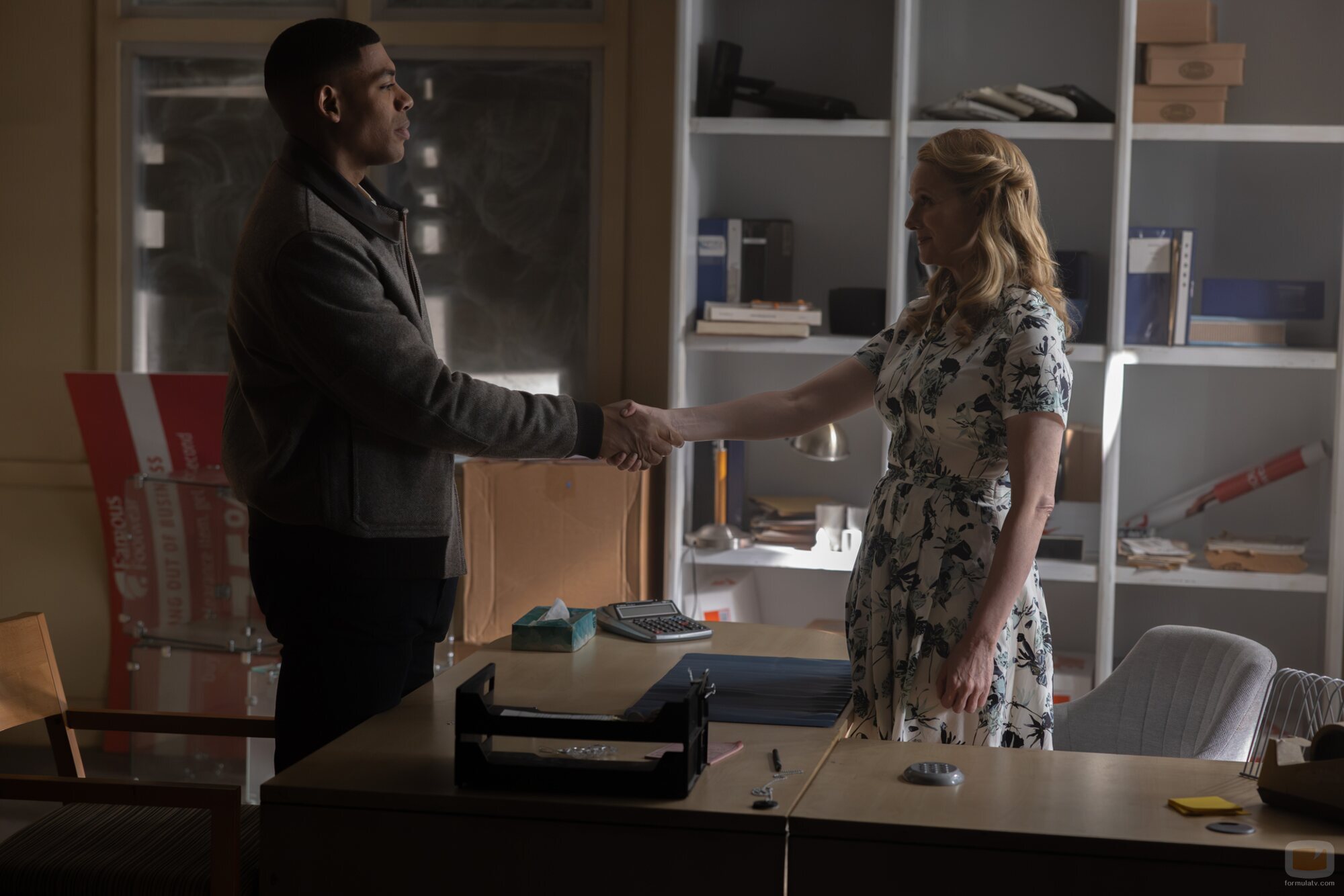 Laura Linney y Aaron Pierre en 'Marginado' de 'Linternas'