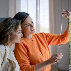Carolina Román y Alba Brunet en 'Miércoles 14 de octubre de 2026' de 'Sueños de libertad'