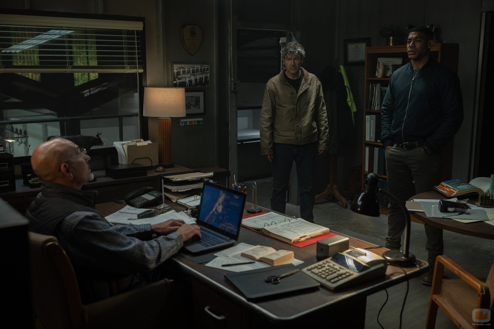 Kyle Chandler y Aaron Pierre en 1x04 titulado 'El Señuelo' de 'Linternas'