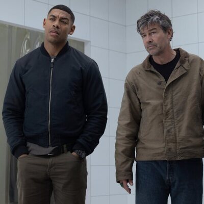 Aaron Pierre y Kyle Chandler en 1x04 titulado 'El Señuelo' de 'Linternas'
