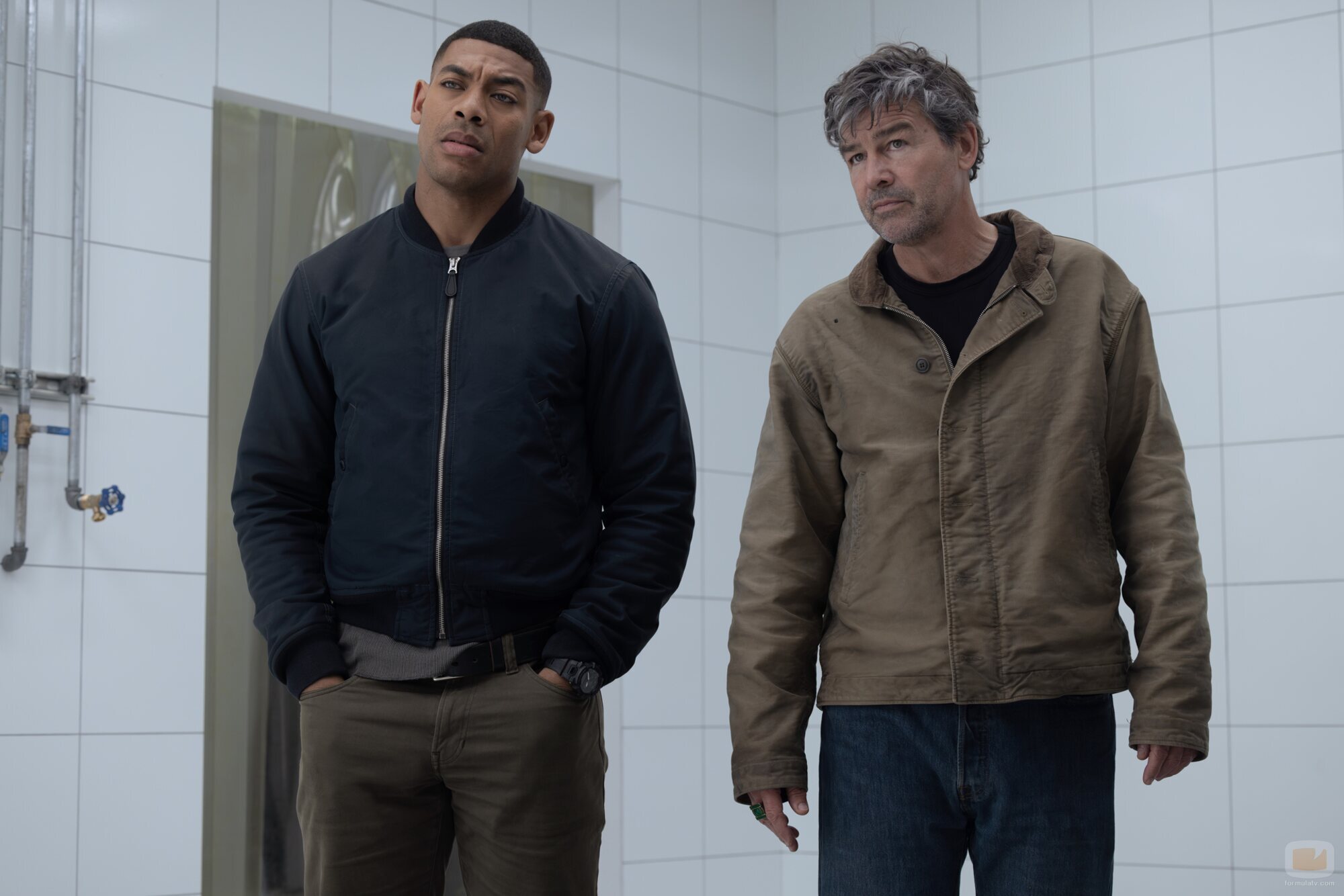 Aaron Pierre y Kyle Chandler en 1x04 titulado 'El Señuelo' de 'Linternas'