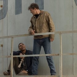 Kyle Chandler y Aaron Pierre en 'El Señuelo' de 'Linternas'