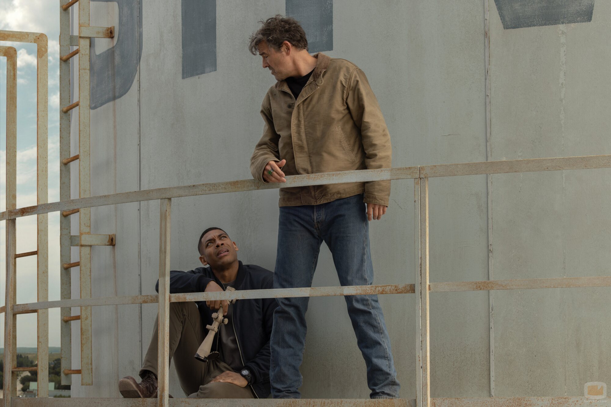 Kyle Chandler y Aaron Pierre en 'El Señuelo' de 'Linternas'