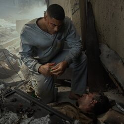 Aaron Pierre y Kyle Chandler en el 1x05 de 'Linternas'