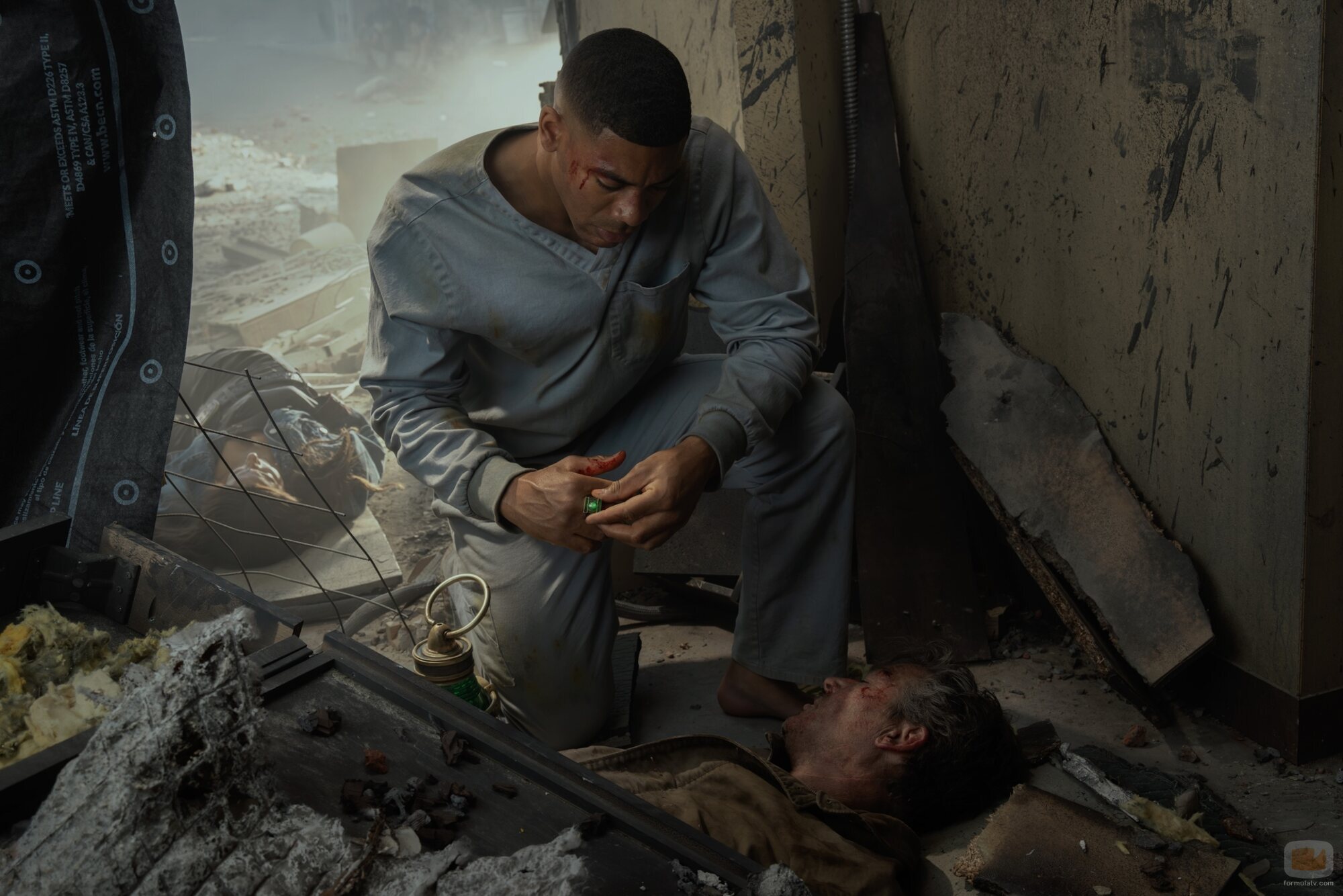 Aaron Pierre y Kyle Chandler en el 1x05 de 'Linternas'