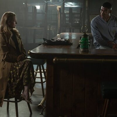 Laura Linney y Aaron Pierre en el 1x05 de 'Linternas'