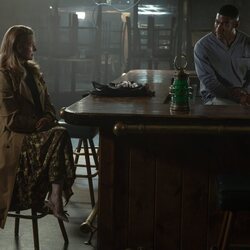 Laura Linney y Aaron Pierre en el 1x05 de 'Linternas'