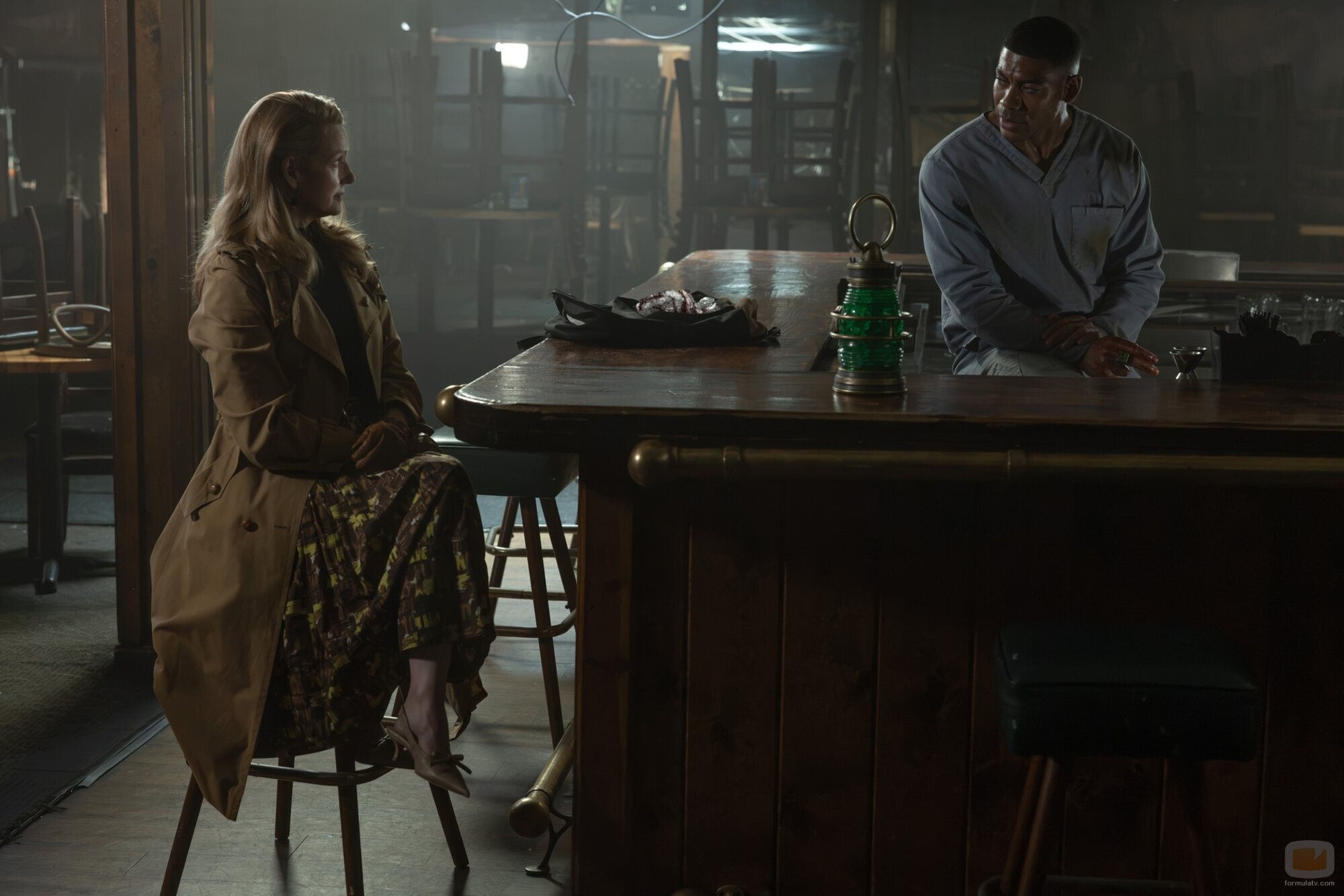 Laura Linney y Aaron Pierre en el 1x05 de 'Linternas'