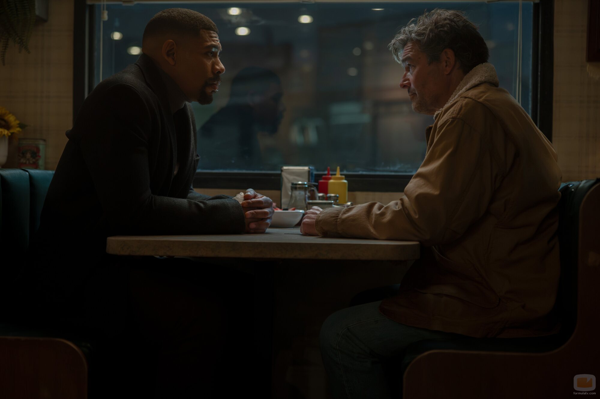 Kyle Chandler y Aaron Pierre en Capítulo 6 titulado 'Mala Imagen' de 'Linternas'
