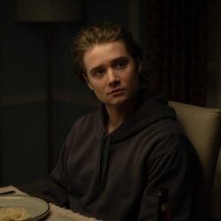 Shea Pritchard en la temporada 1 y el capítulo 06 de 'Linternas'