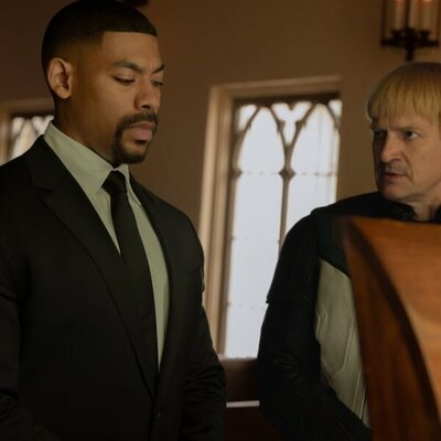 Nathan Fillion y Aaron Pierre en el 1x06 de 'Linternas'