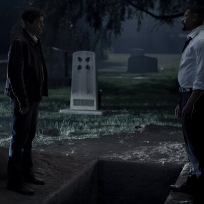 Aaron Pierre y Kyle Chandler en el 1x06 de 'Linternas'