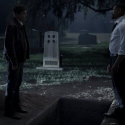 Aaron Pierre y Kyle Chandler en el 1x06 de 'Linternas'