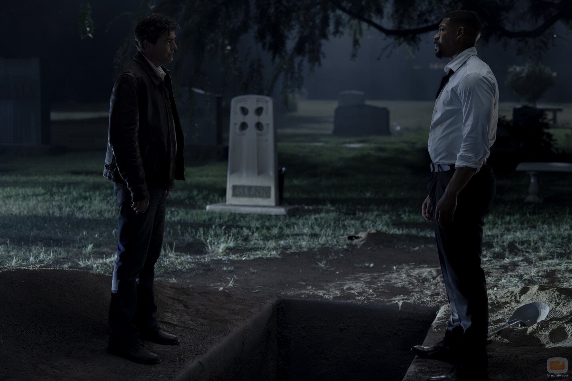 Aaron Pierre y Kyle Chandler en el 1x06 de 'Linternas'