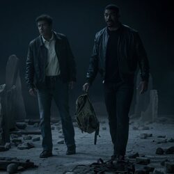 Aaron Pierre y Kyle Chandler en Capítulo 7 titulado 'El Legado de los Jordan' de 'Linternas'