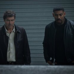 Aaron Pierre y Kyle Chandler en la temporada 1 y el capítulo 07 de 'Linternas'