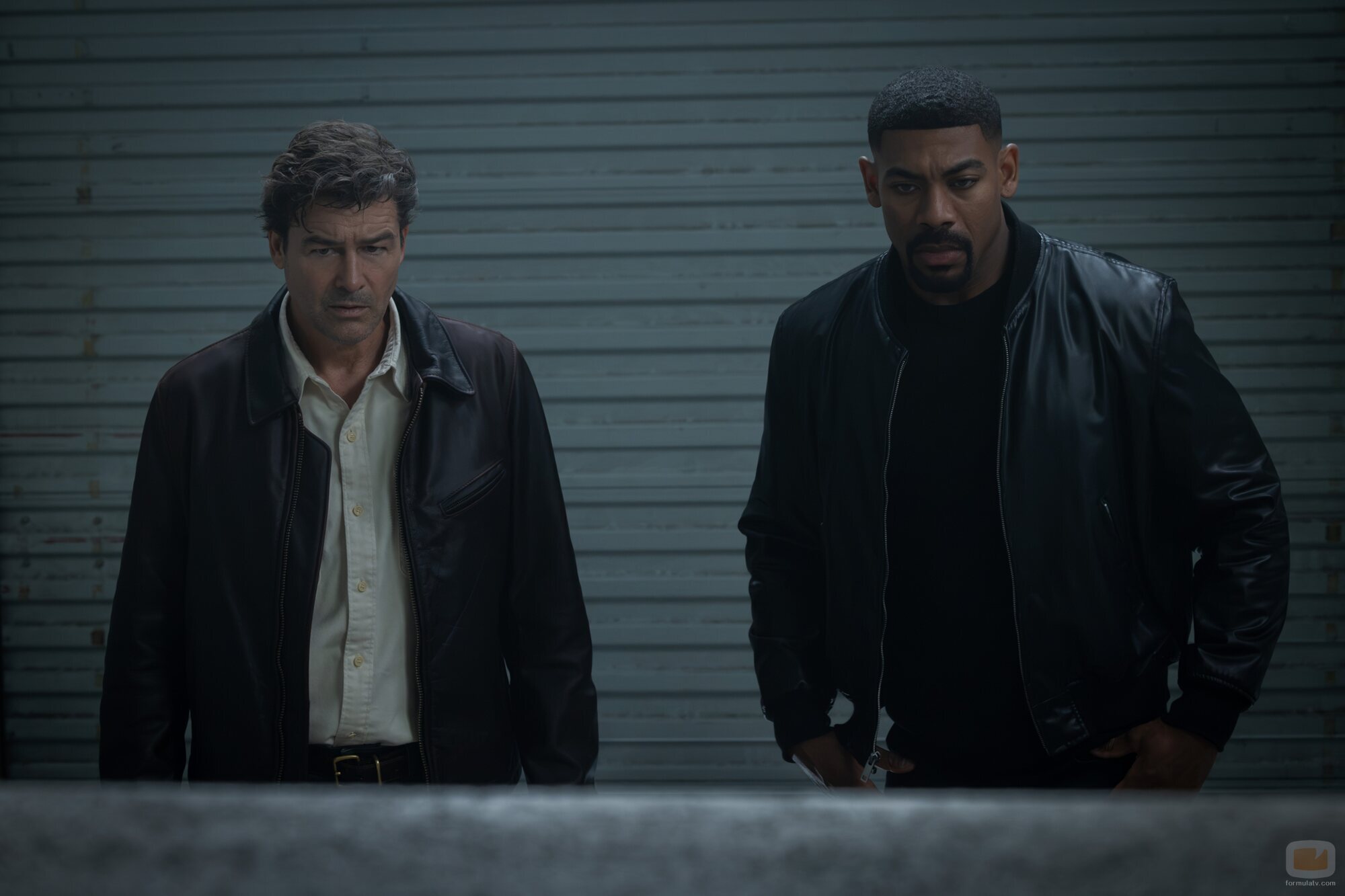 Aaron Pierre y Kyle Chandler en la temporada 1 y el capítulo 07 de 'Linternas'