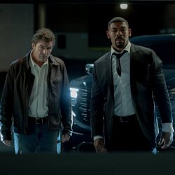 Kyle Chandler y Aaron Pierre en 1x07 titulado 'El Legado de los Jordan' de 'Linternas'
