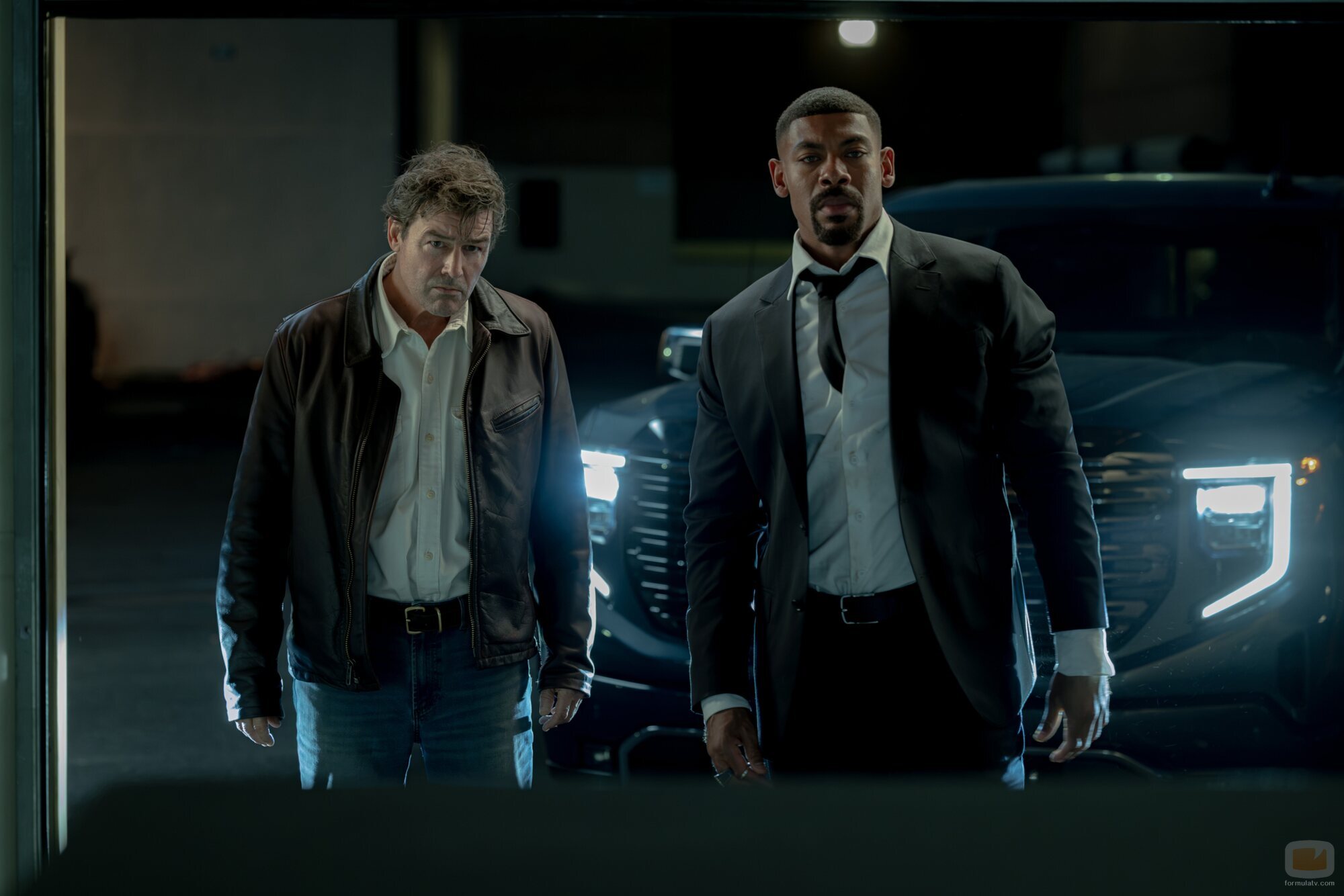 Kyle Chandler y Aaron Pierre en 1x07 titulado 'El Legado de los Jordan' de 'Linternas'