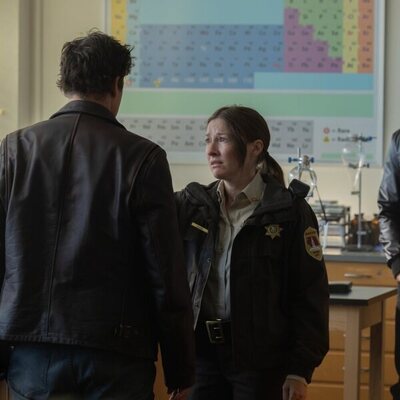 Aaron Pierre y Kelly Macdonald en 'El Legado de los Jordan' de 'Linternas'