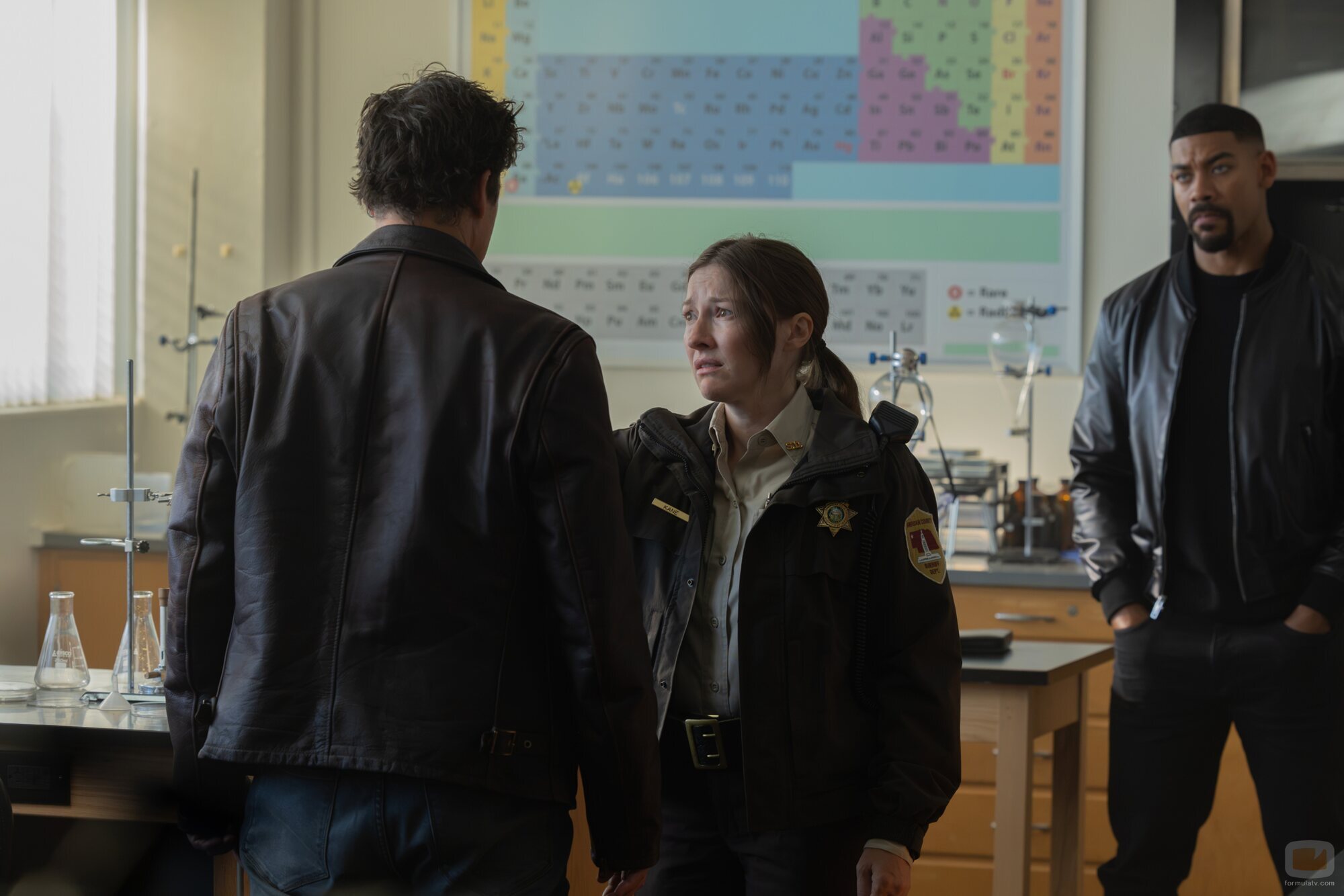 Aaron Pierre y Kelly Macdonald en 'El Legado de los Jordan' de 'Linternas'