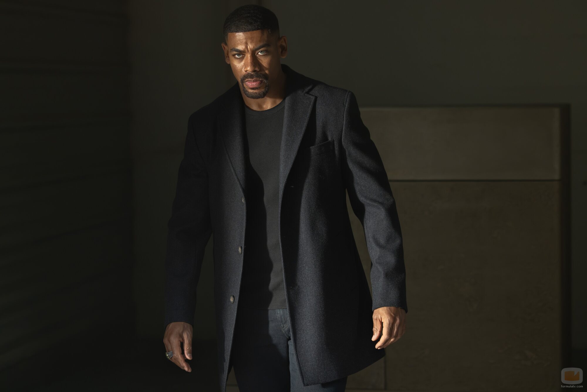 Aaron Pierre en 1x08 'Polvo y Estrellas' de 'Linternas'