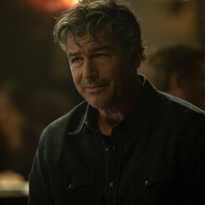 Kyle Chandler en 1x08 titulado 'Polvo y Estrellas' de 'Linternas'