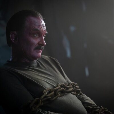 Ulrich Thomsen en 1x08 titulado 'Polvo y Estrellas' de 'Linternas'