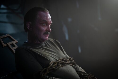 Ulrich Thomsen en 1x08 titulado 'Polvo y Estrellas' de 'Linternas'
