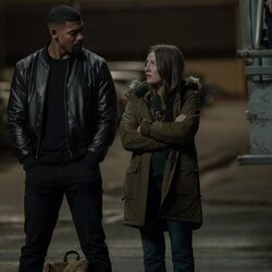 Kelly Macdonald y Aaron Pierre en Capítulo 8 titulado 'Polvo y Estrellas' de 'Linternas'