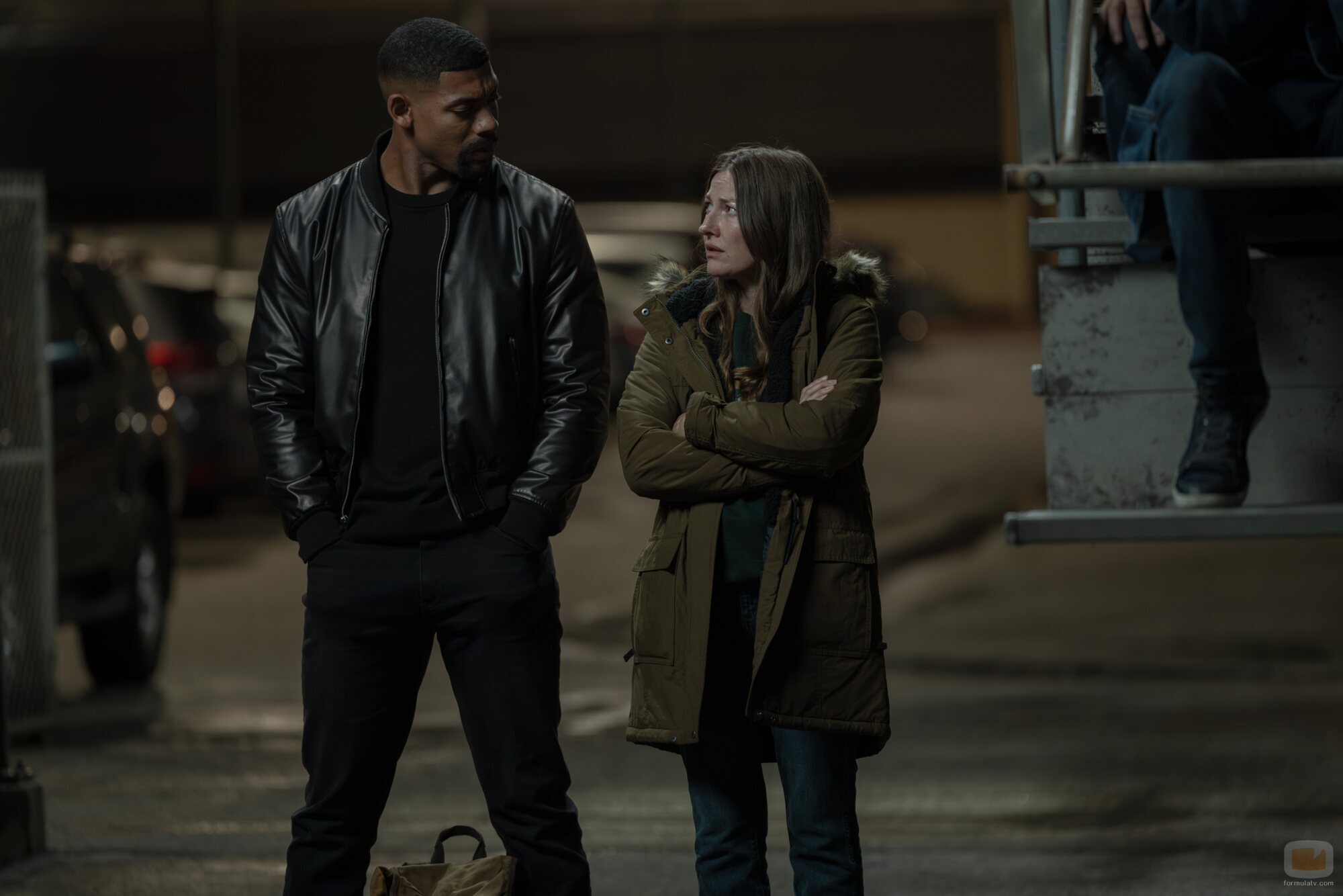 Kelly Macdonald y Aaron Pierre en Capítulo 8 titulado 'Polvo y Estrellas' de 'Linternas'